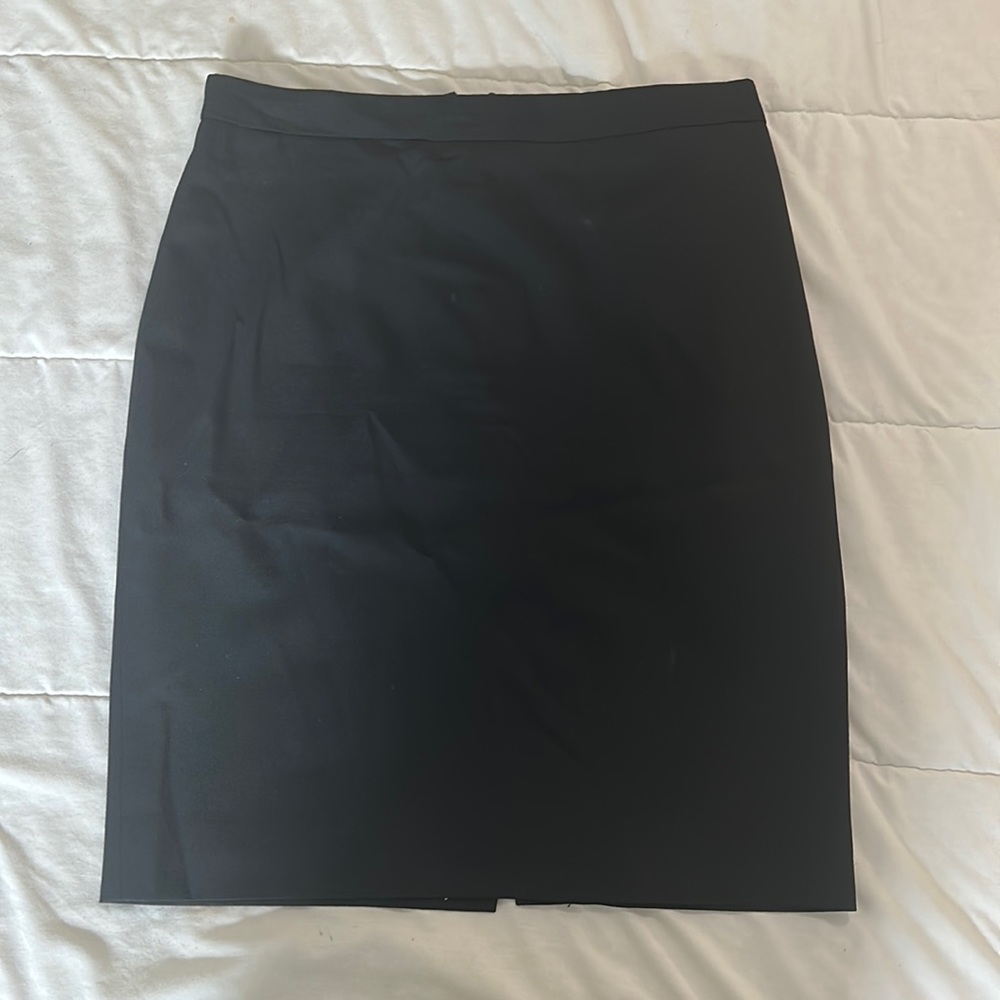 Black J Crew sz 4 pencil suiting skirt. Very good condition.